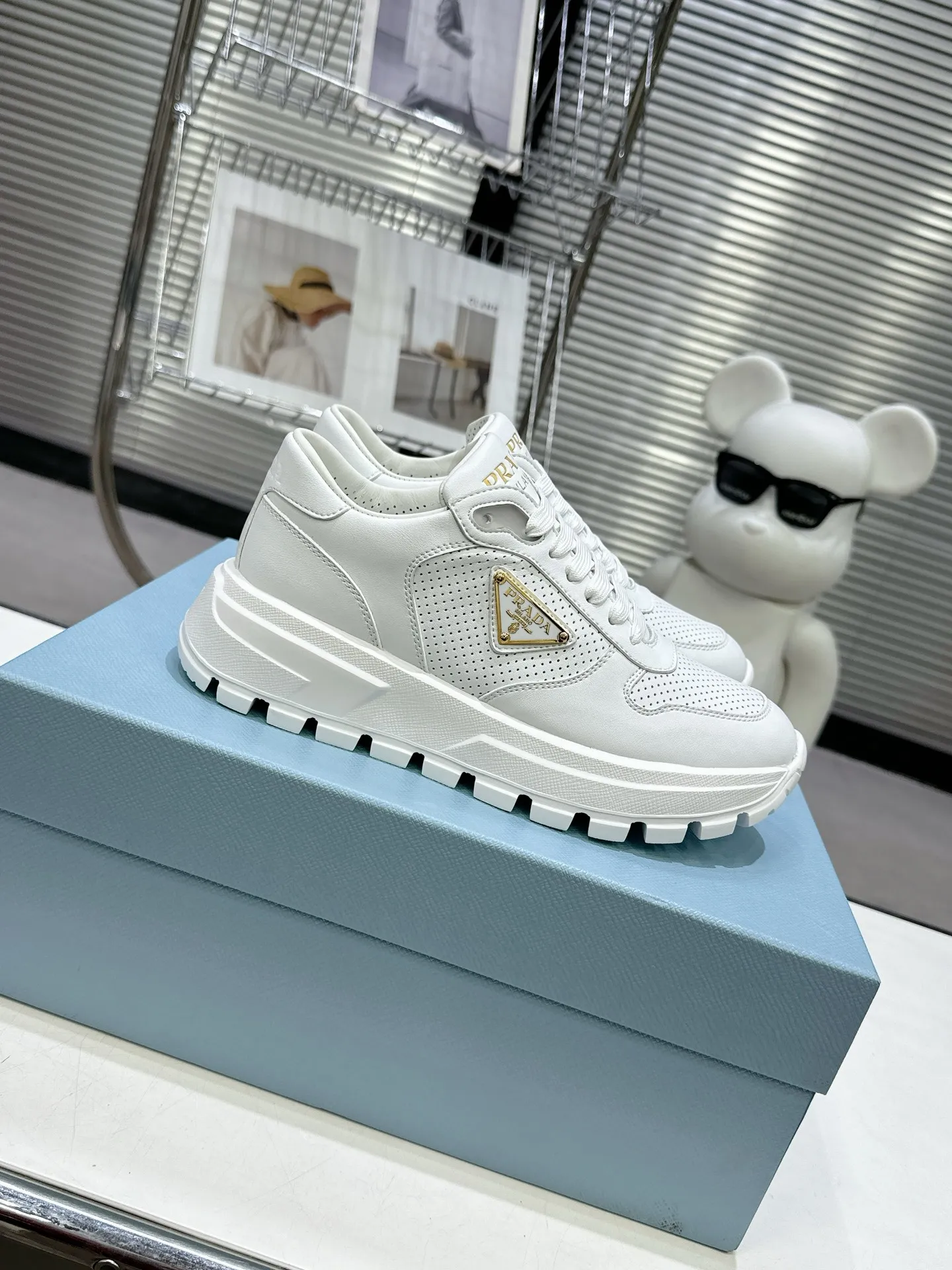 👟👟Ex-factory price 600👟👟 PRADA ²⁰²5𝐬𝐬Prada’s new product comes with strength! ❣️Many Internet celebrities have the same style, fashionable and versatile nice items, original shoes are developed and purchased from Italian counters, and are reproduced 1:1 according to the original taste. This year’s theme is not to be defined, embodying texture through simplicity💛From thick-soled sneakers to zigzag short boots to 2024 flat shoes, everything reveals a sure-fire momentum...combining gentleness and handsomeness, the finishing touch for women❤️ The top-grade open-edge beaded cowhide with imported cowhide triangle logo is consistent with the original version, the wear-resistant and ultra-light two-color outsole, and the sheepskin lining are breathable and comfortable. ⚛Size: Women's 35-40 ⚛Size: Men's 39-45 Original packaging accessories. ⚛